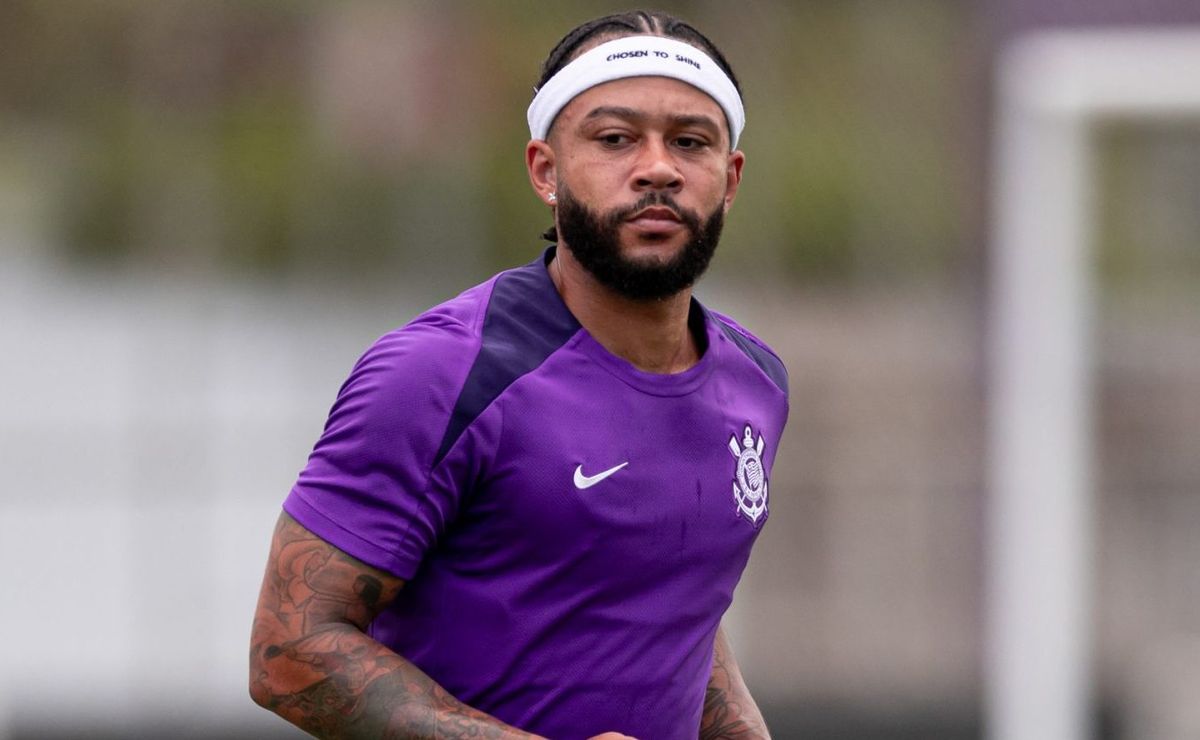 Problema de Memphis Depay preocupa Corinthians na sequência da temporada