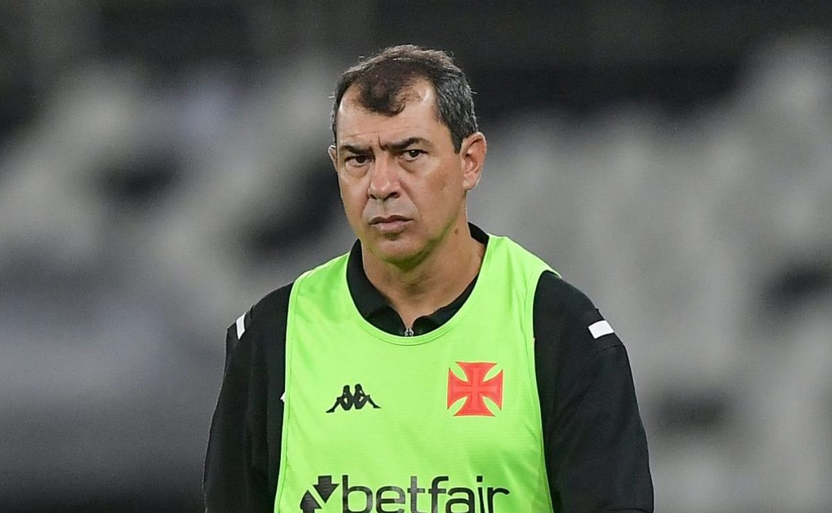 Fábio Carille avalia escalação antes do clássico entre Flamengo e Vasco.