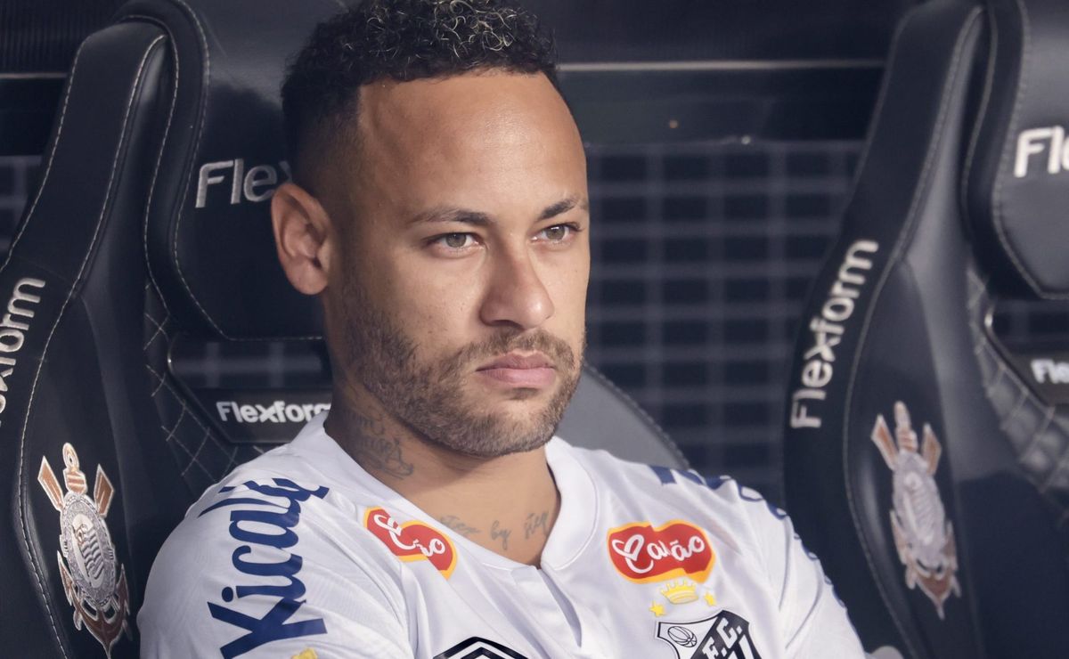 Torcida do Flamengo critica ausência de Neymar em clássico entre Corinthians e Santos