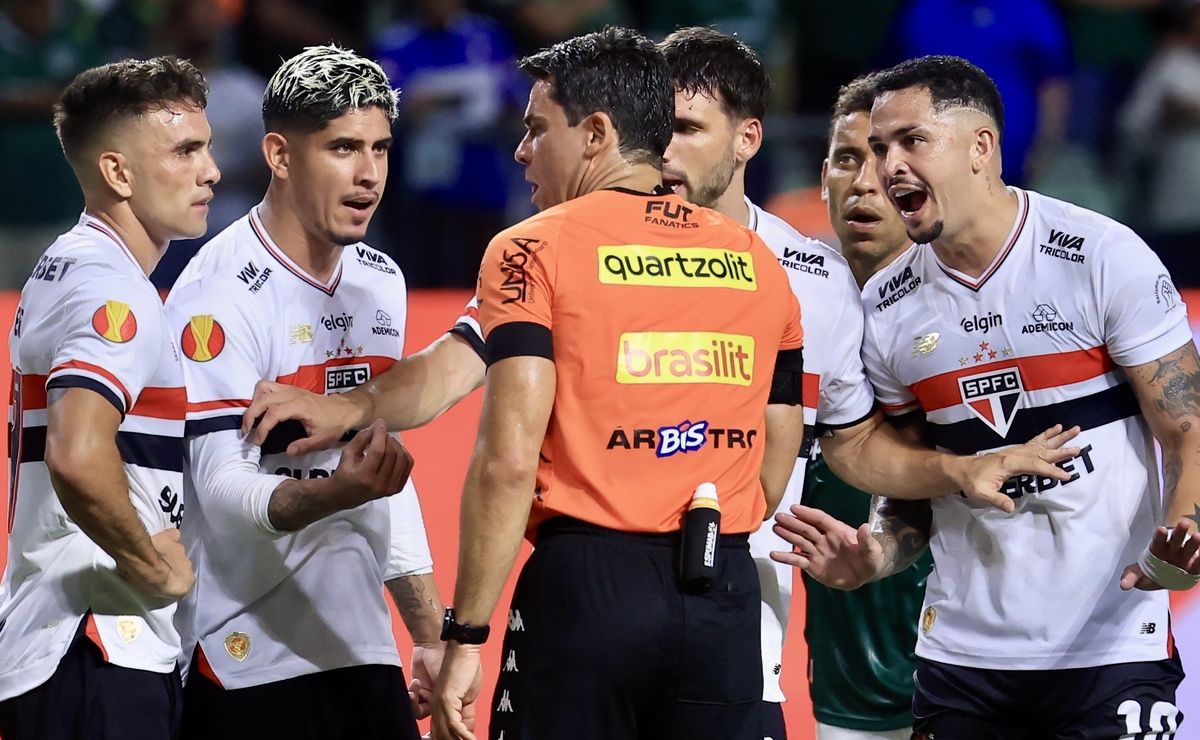 Torcida do São Paulo se revolta com pênalti marcado para o Palmeiras e protesta: “Absurdo”