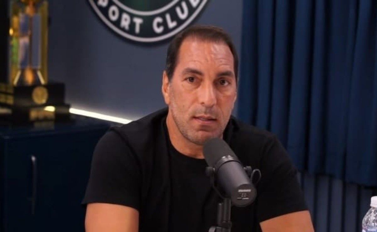Edmundo critica elenco do Vasco após eliminação no Campeonato Carioca.