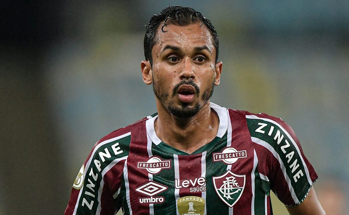 Lima treina pelo Fluminense e pode ser novidade para clássico contra Flamengo
