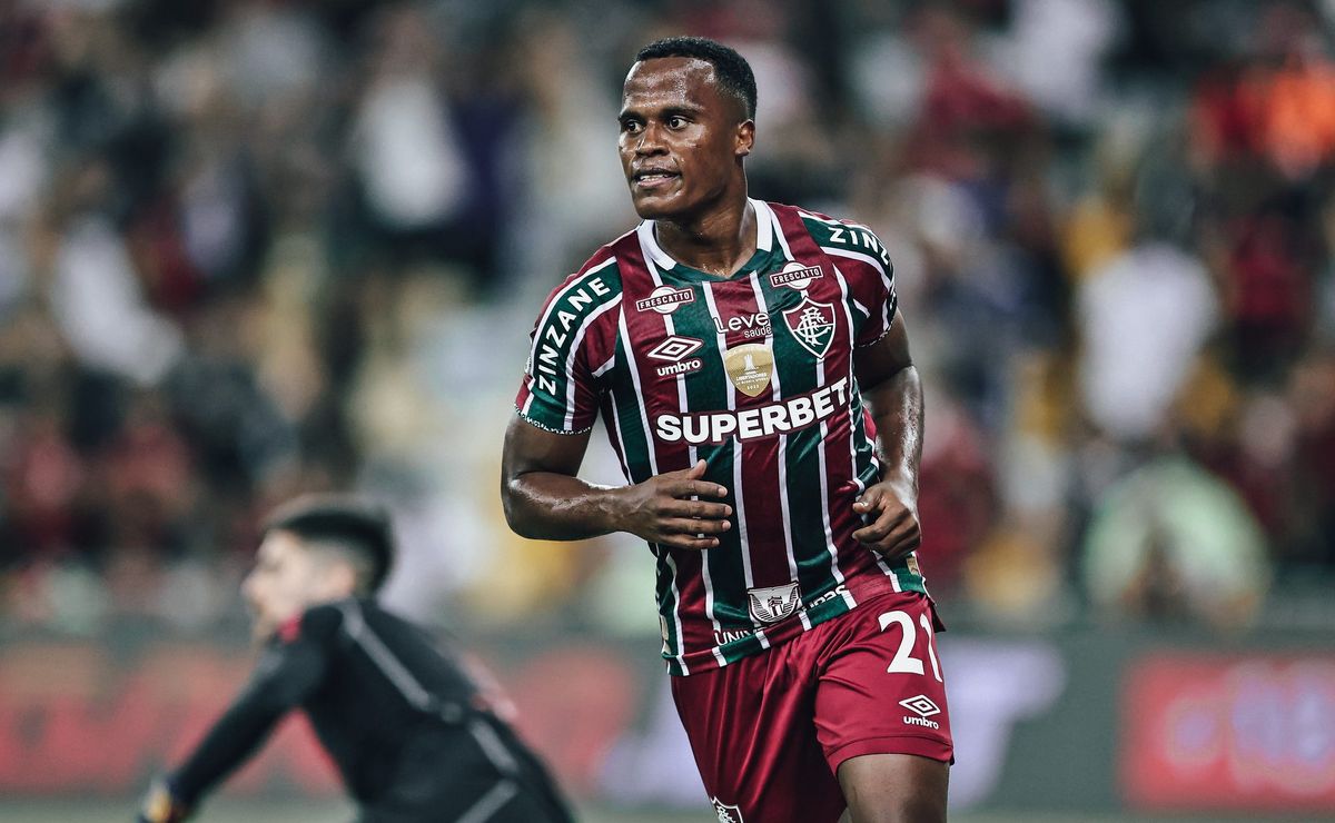 Jhon Arias perde golaço e torcida do Fluminense manda recado a Mano Menezes: “Único que salva”