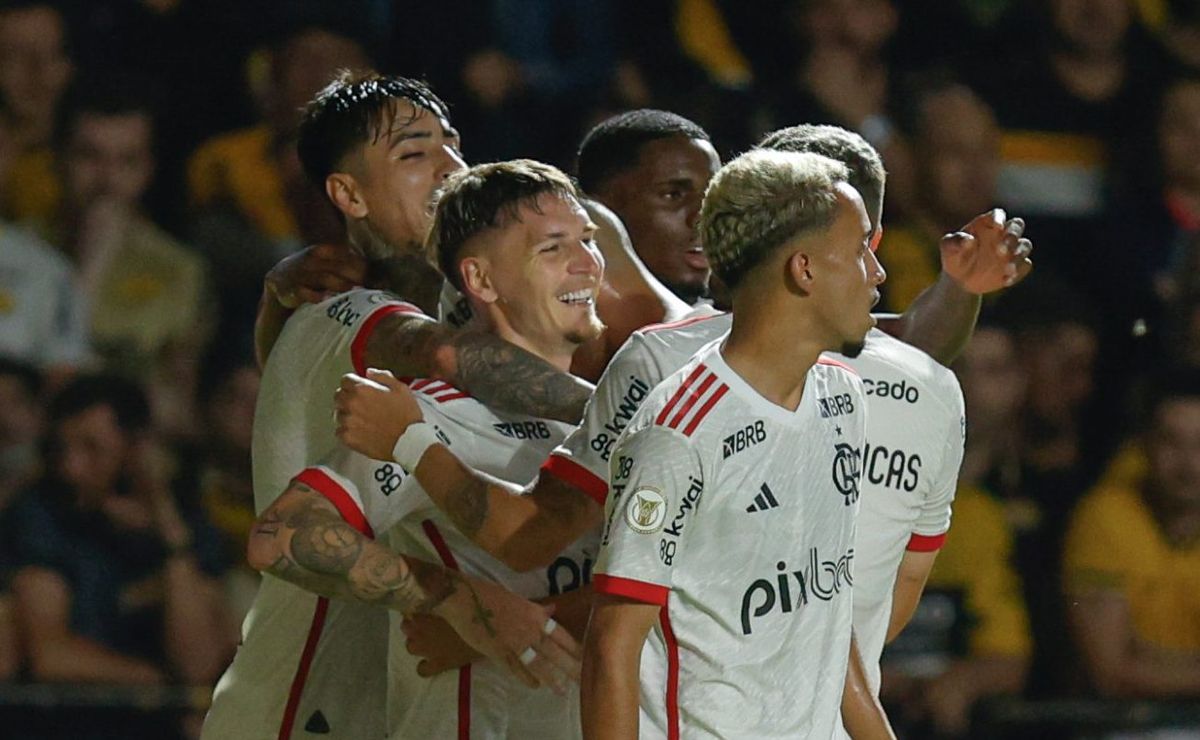 Santos busca reforço campeão da Copa do Brasil e consulta sobre lateral Varela.