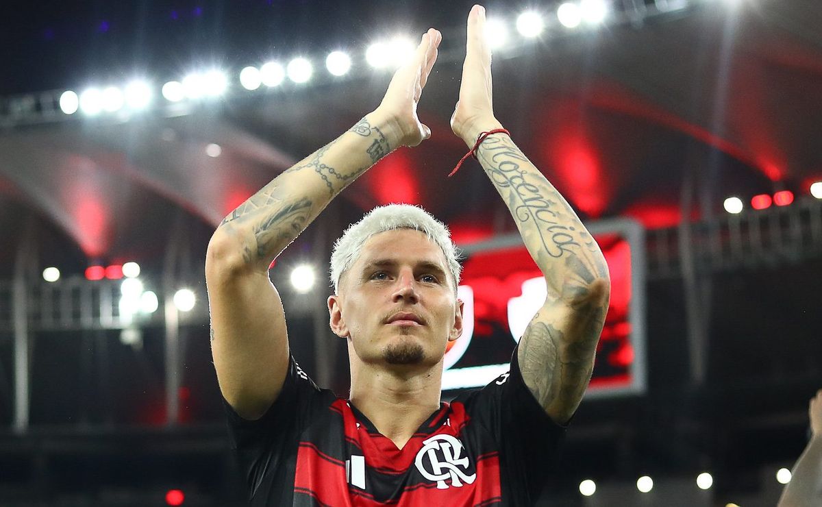 Proposta recebida por Varela para jogar no rival do Flamengo: decisão tomada.