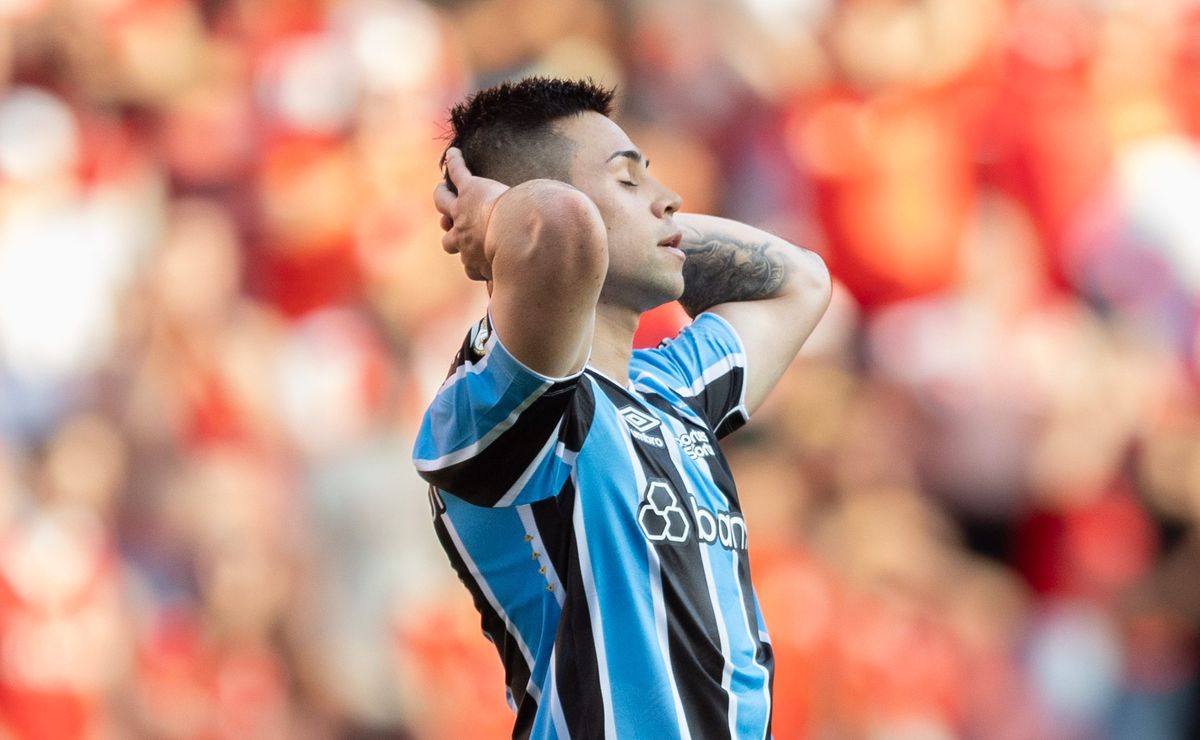 Grêmio não terá Aravena no clássico Gre-Nal por opção técnica de Gustavo Quinteros