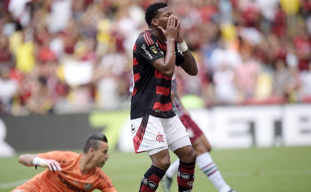 Torcida do Flamengo critica desperdício de oportunidades de gol por Plata.