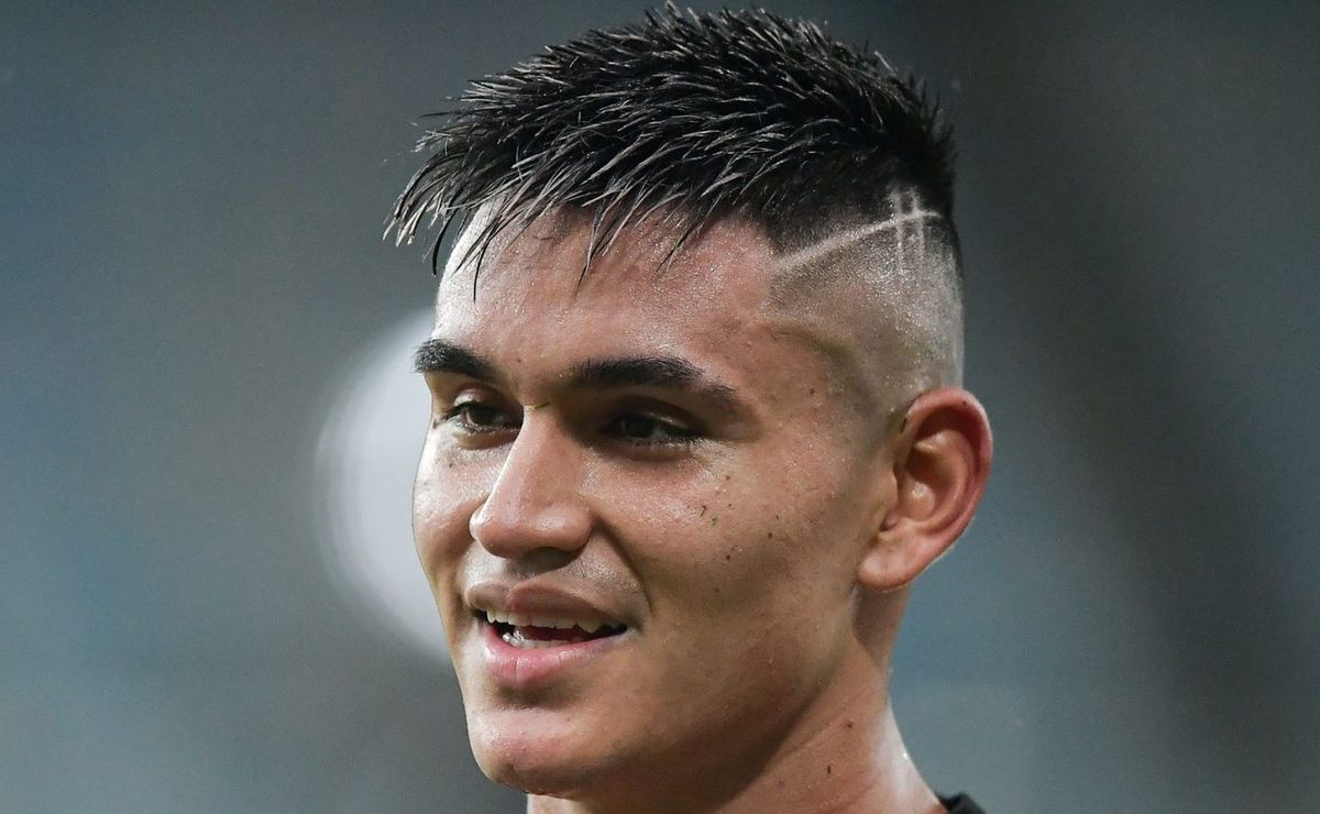 Retorno de Carlos Alcaraz ao Flamengo não se concretiza; meia continuará na Inglaterra