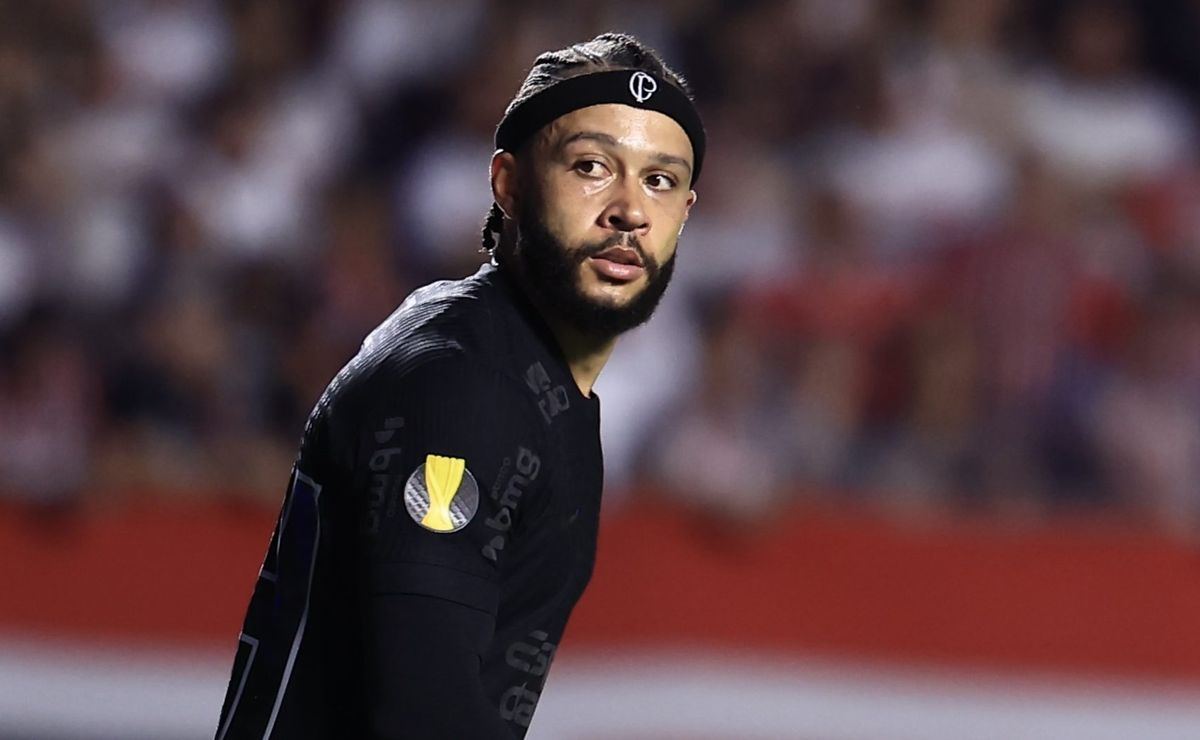 BRILHOU NA SELEÇÃO! Depay joga como centroavante e Koeman rasga elogios