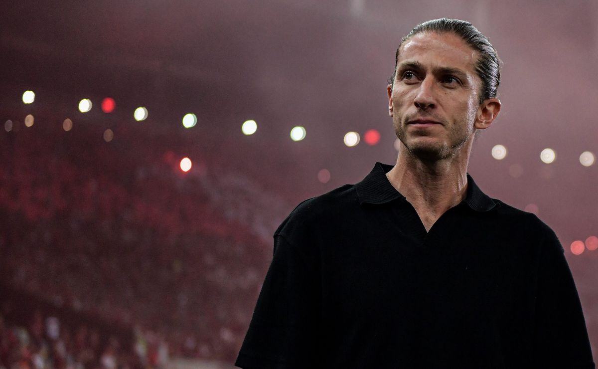 Jornalista aponta Filipe Luís como promessa para Seleção Brasileira.