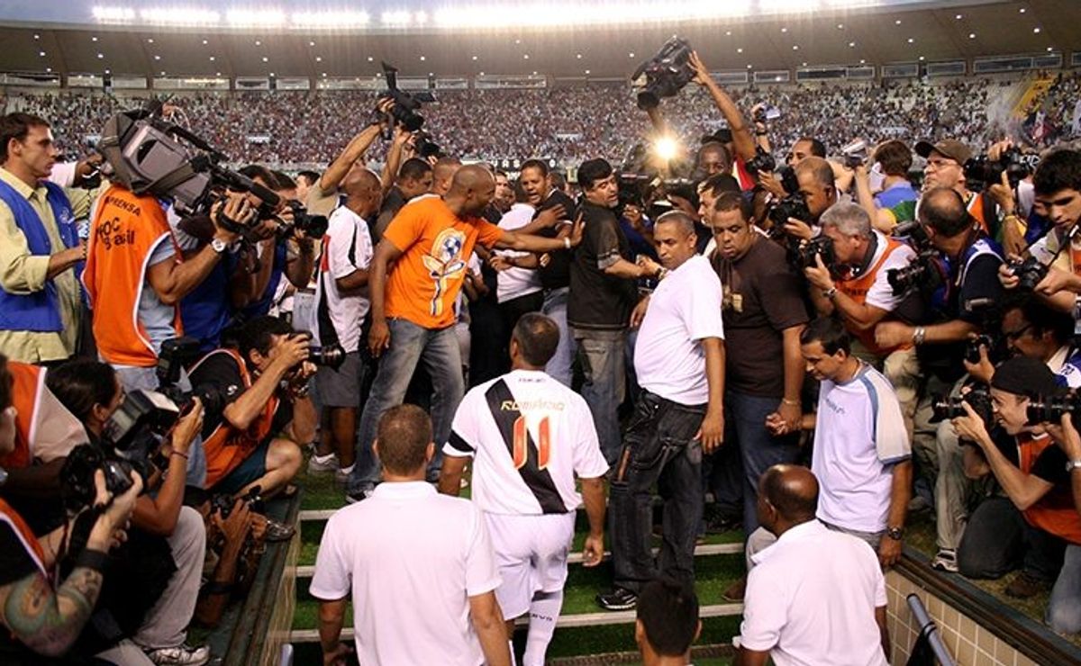Há 18 anos, Romário marcava gol de número 999 na carreira em cima do Flamengo