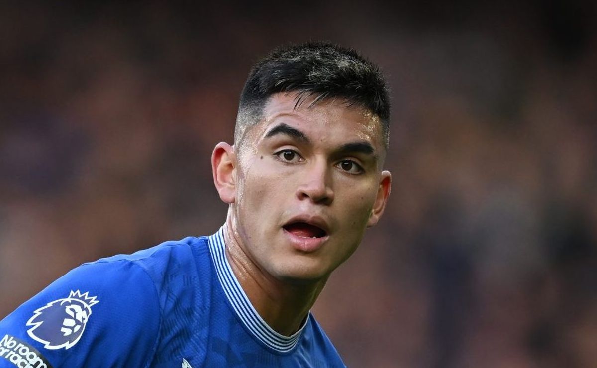 Alcaraz ressurge no Everton após passagem pelo Flamengo em ascensão no clube.