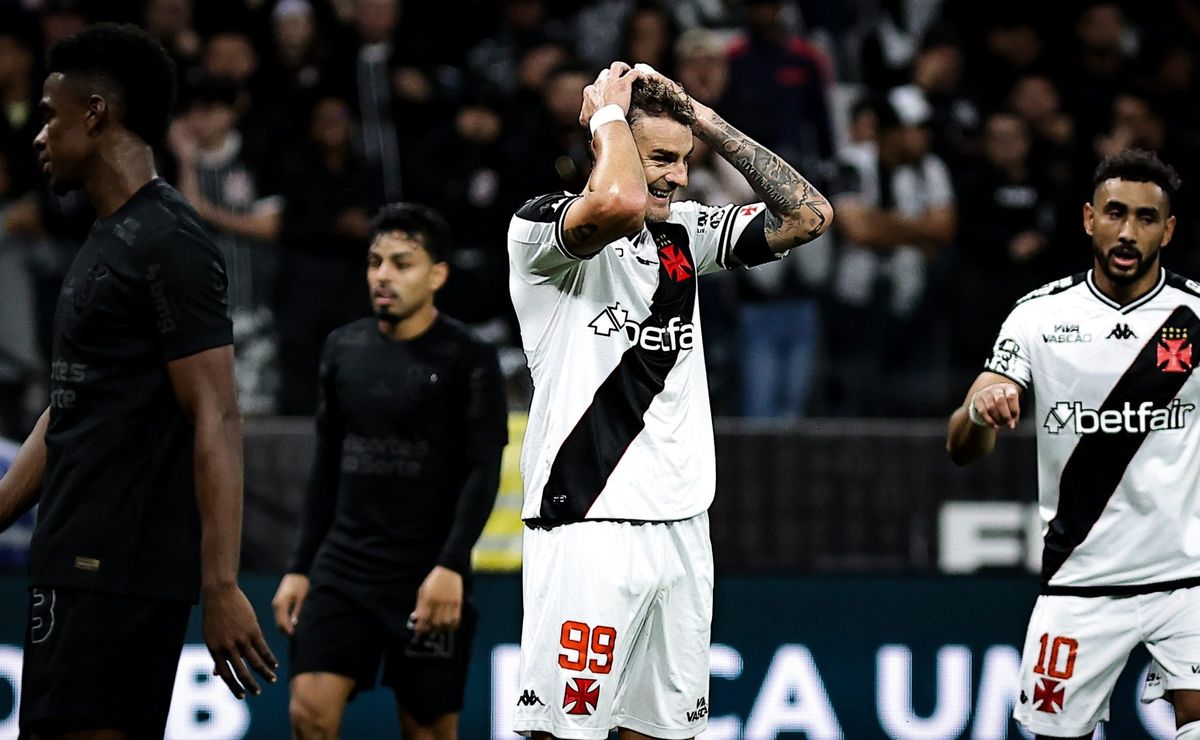 Vasco enfrenta críticas por postura passiva em derrota para Corinthians