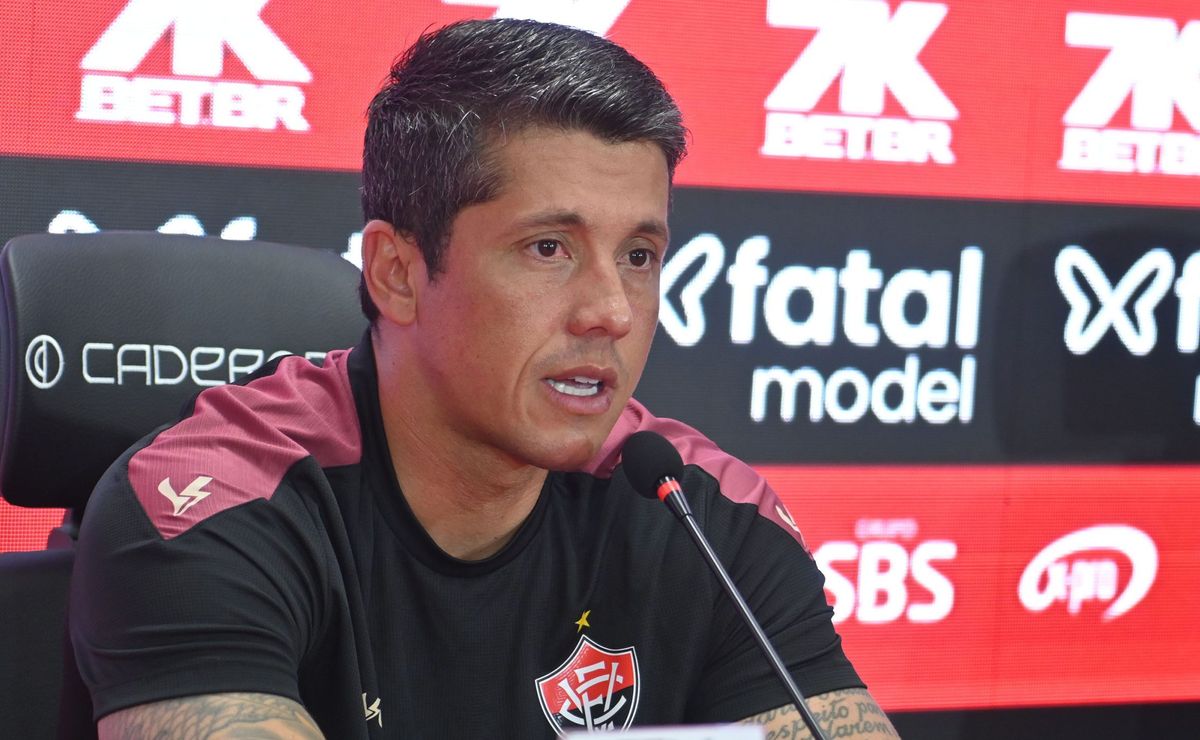 Sincero sobre Flamengo, Thiago Carpini desafia: Filipe Luís, vai brigar