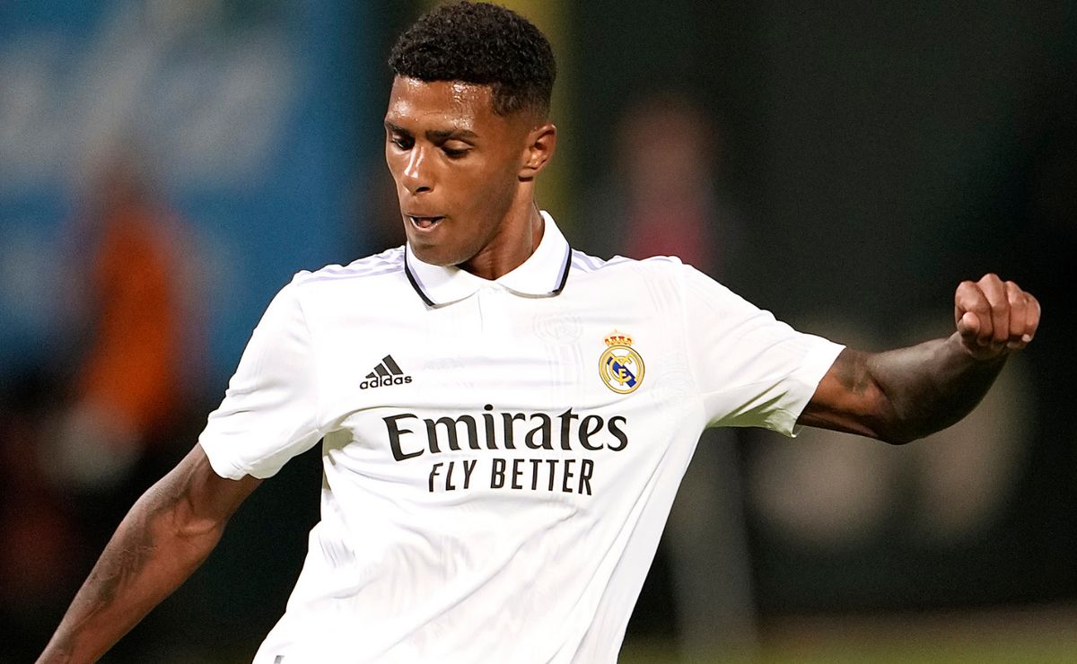 Negociação do Flamengo por lateral ex-Real Madrid para substituir Wesley após Mundial.