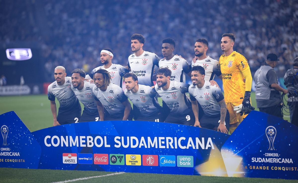 Corinthians enfrenta América de Cali em busca de vitória internacional após um ano