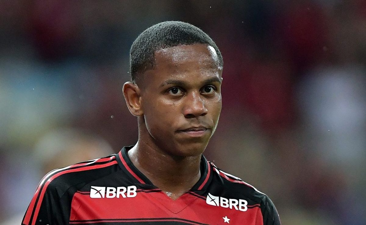Flamengo renova contrato com Wallace Yan, atacante querido por Filipe Luís.