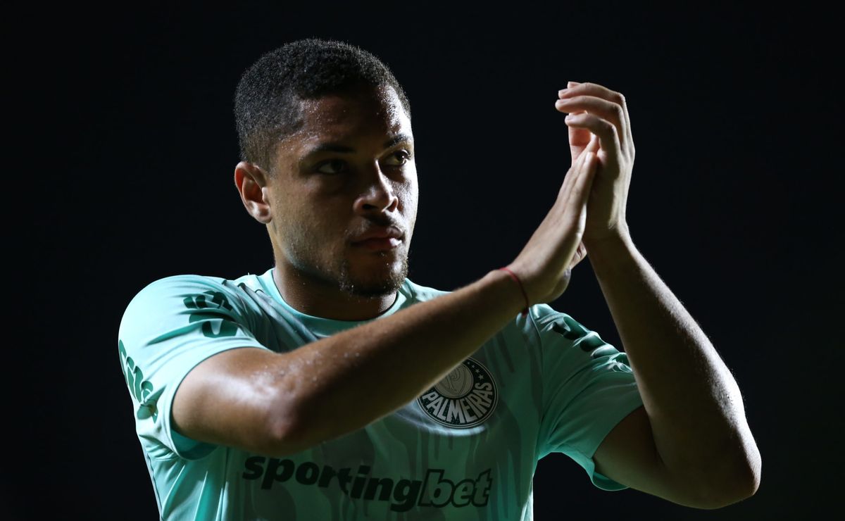 Abel Ferreira e Vitor Roque definem estratégias em reunião extraordinária no Palmeiras