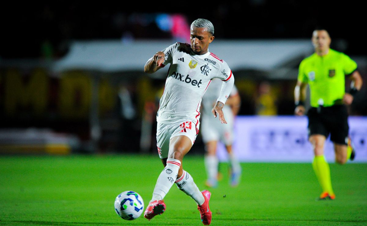 Barcelona avalia investimento milionário em Wesley, Vanderson ou Dodô para janela.