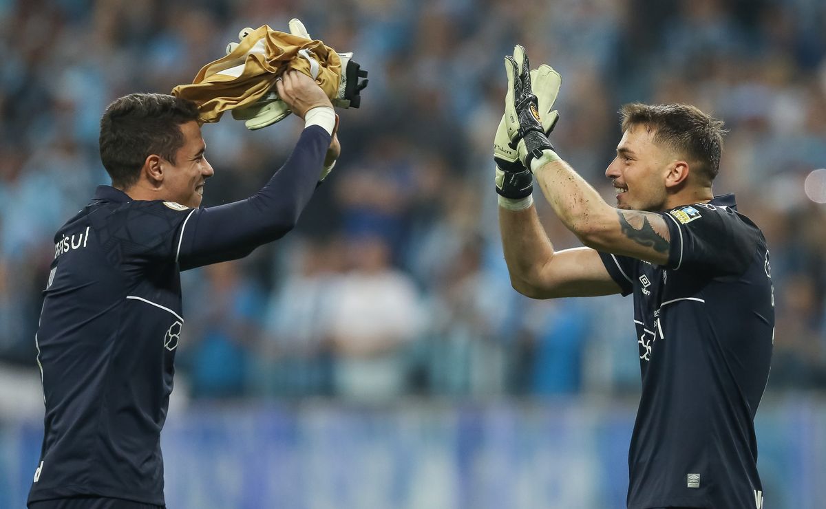 Palmeiras analisa opções para reserva de Weverton no gol, como Gabriel Grando do Grêmio