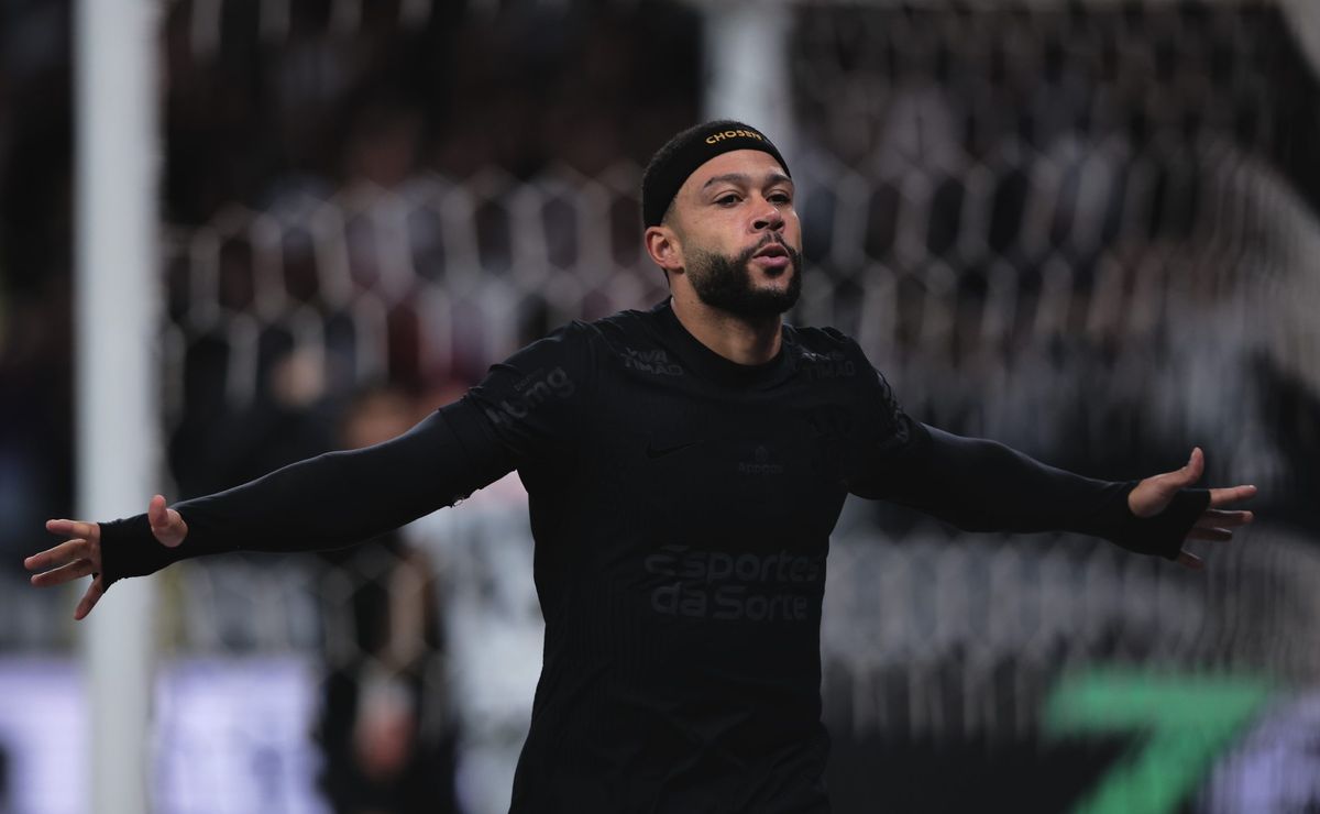 Depay retorna aos treinos e pode ser opção para confronto com Palmeiras.