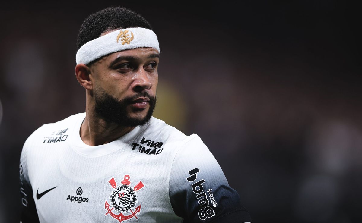 Depay criticado por desempenho após derrota do Corinthians para o Palmeiras.