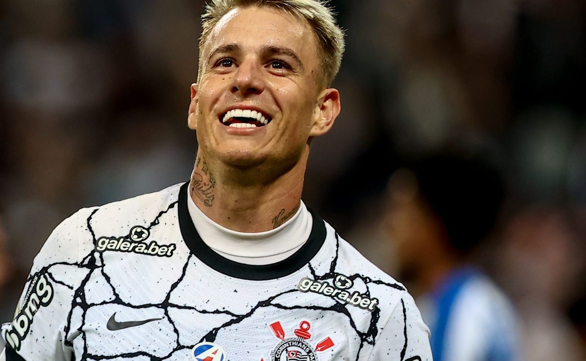 Corinthians encaminha contratação de Róger Guedes após desistência do Flamengo.