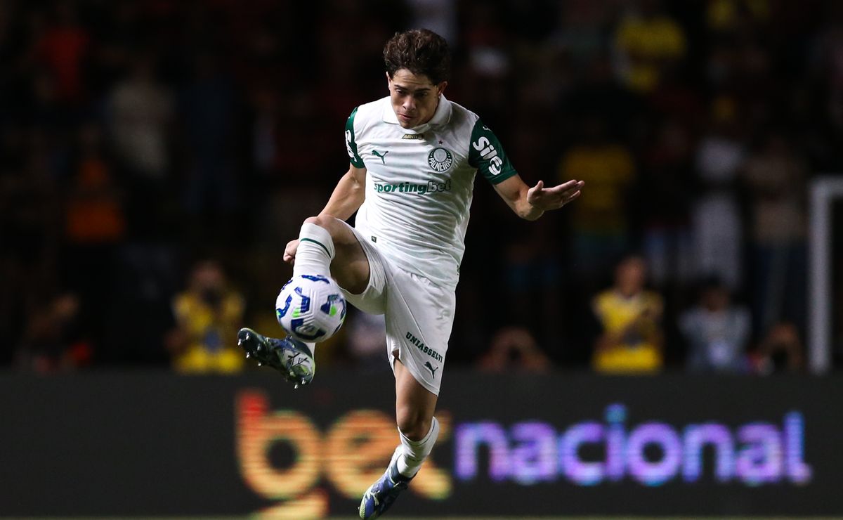 Destaque de Agustín Giay no Jogo entre Internacional e Palmeiras define posição crucial.