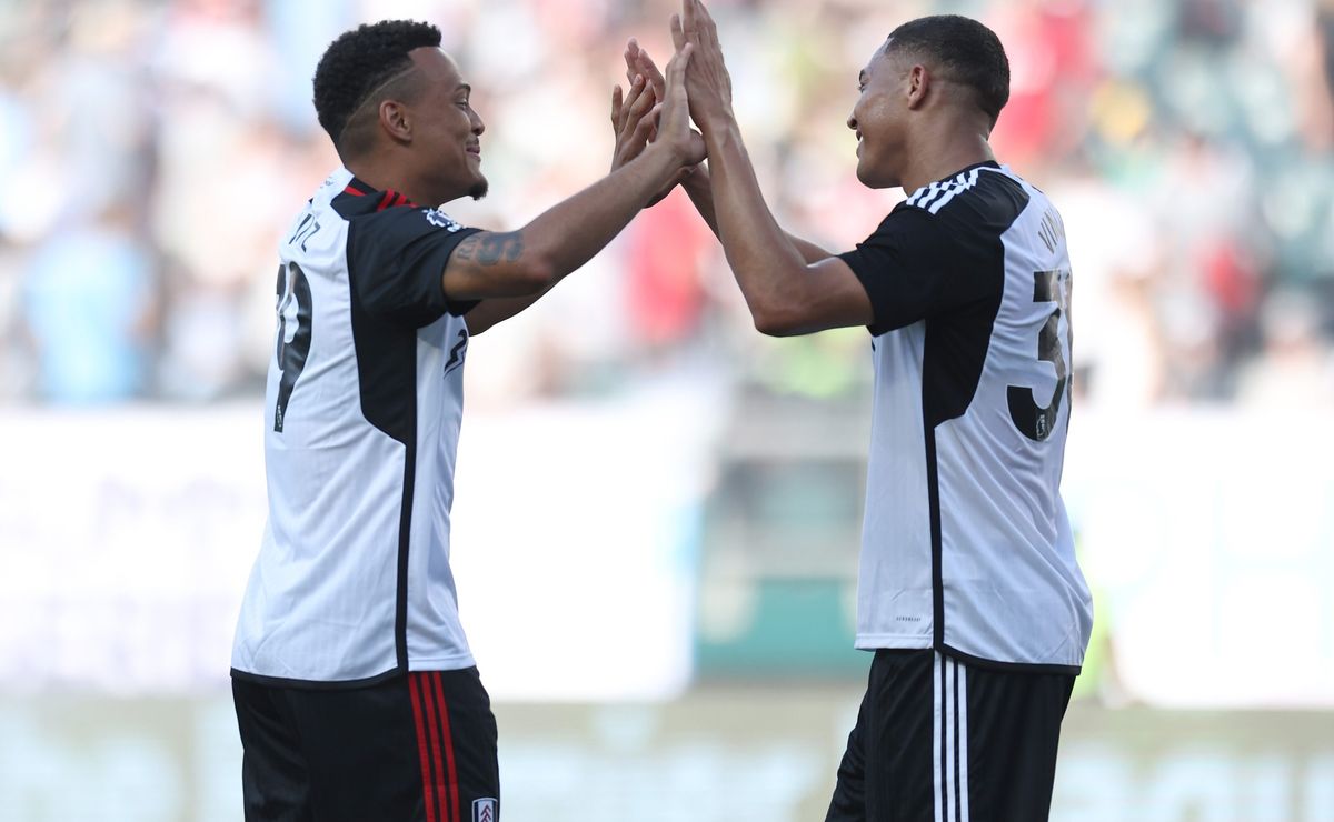 São Paulo contata Carlos Vinícius, do Fulham, e centroavante dá sinal positivo para volta ao Brasil