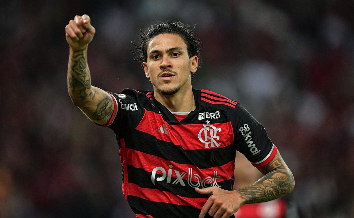Formação inédita do Flamengo com Pedro contra o Vasco no clássico.