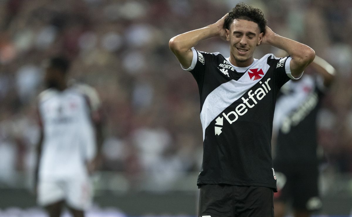 Situação de Nuno Moreira após clássico entre Vasco e Flamengo assessada por Carille