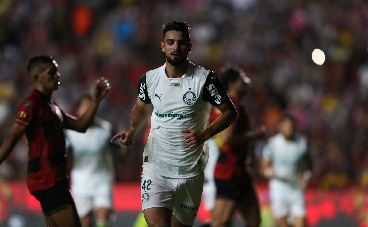 Flaco López recebe sondagens de saída do Palmeiras, mas clube aguarda oferta oficial.