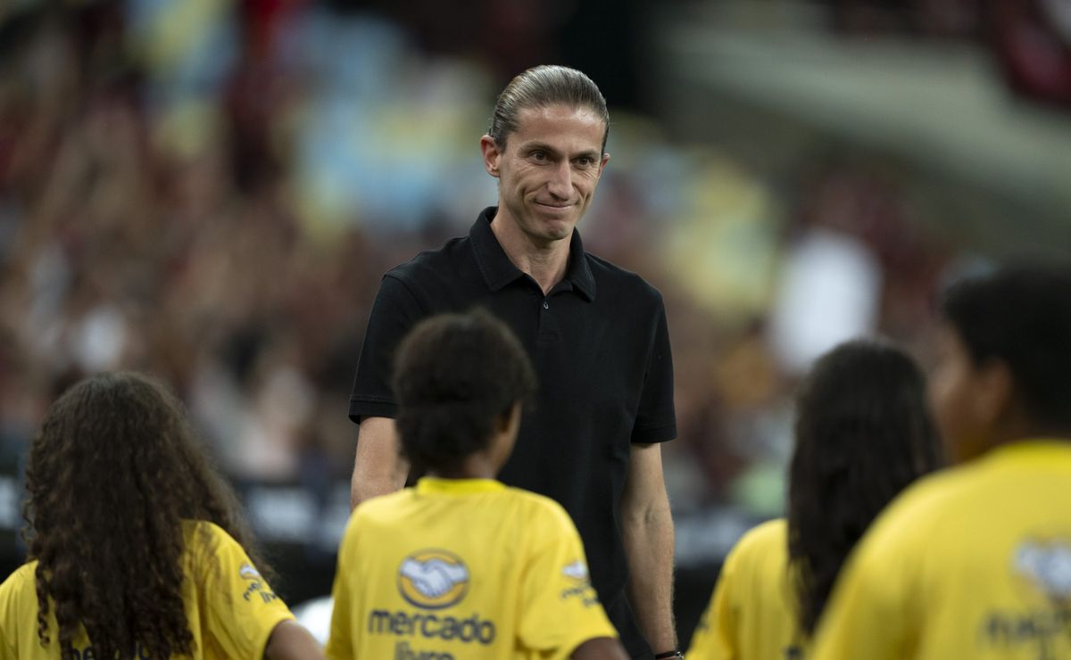 Flamengo descarta Victor Hugo e Alcaraz com aval de Filipe Luís.