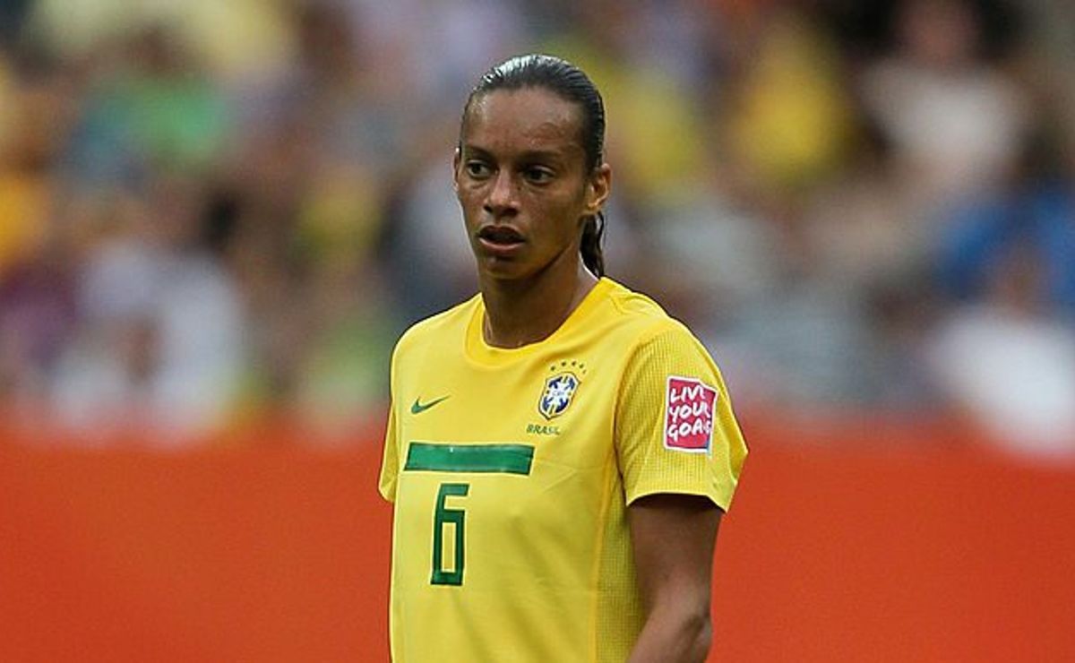 Flamengo anuncia primeira treinadora mulher da história do futebol feminino.