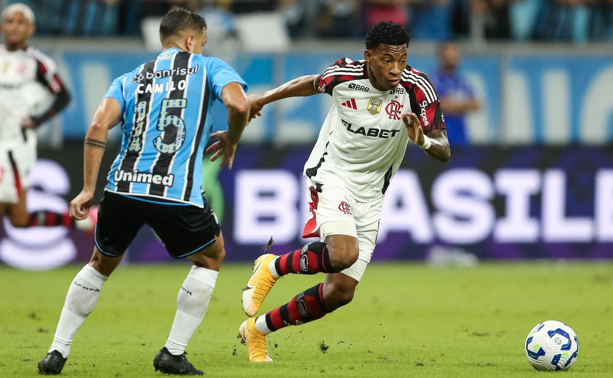 Filipe Luís aposta em Gonzalo Plata para duelo contra o Corinthians no Brasileirão.