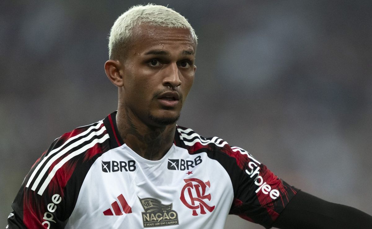 Wesley vendido ao Manchester City pelo Flamengo espera por proposta oficial.