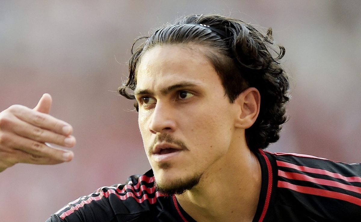 Pedro se destaca como o melhor centroavante em vitória do Flamengo.