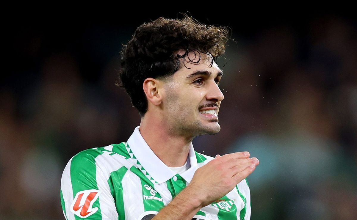 Real Betis, time de Johnny, pode contratar outro titular do Internacional após observar lateral Bernabei