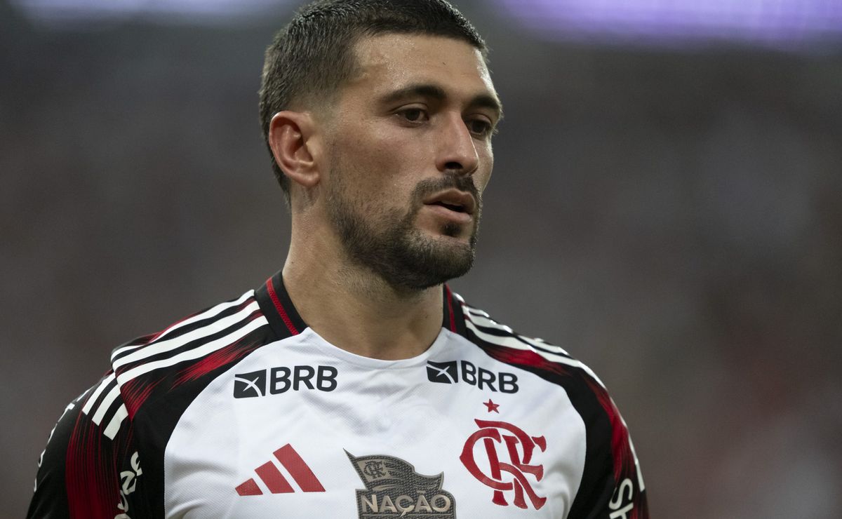 Filipe Luís veta Arrascaeta e define situação de Alex Sandro para estreia do Flamengo na Copa Betano do Sul