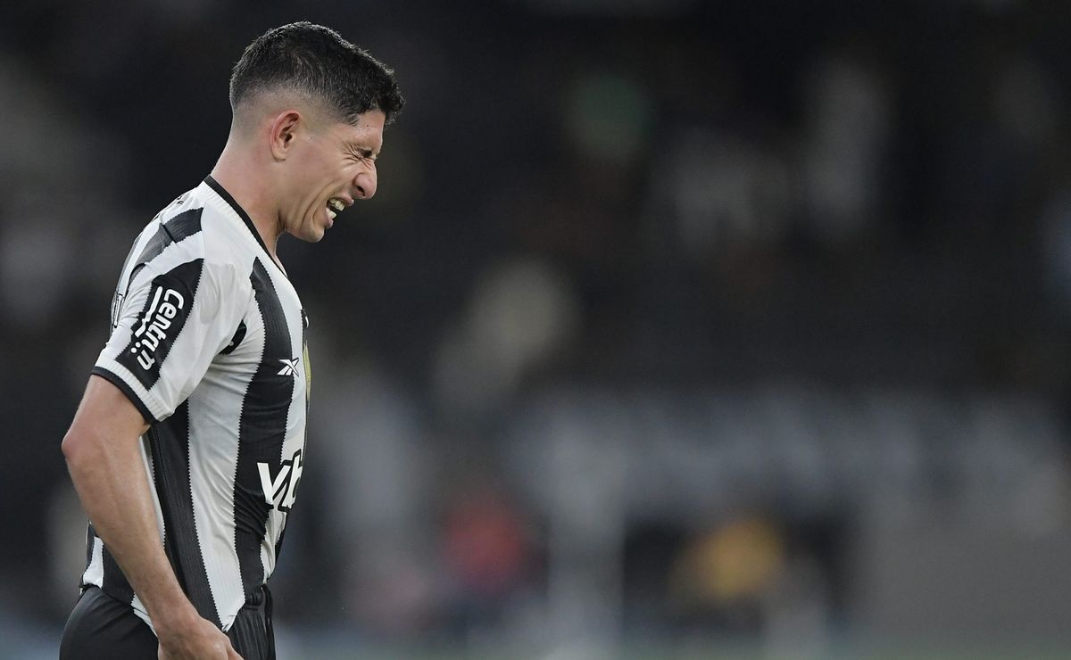 Postura de Renato Paiva em lesão de Savarino irrita a torcida do Botafogo: “Sem necessidade”
