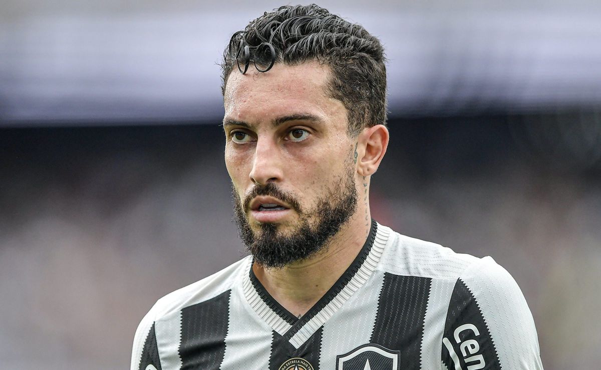 Alex Telles explica conversa que teve com Igor Jesus em penalti convertido pelo atacante: “Não tem vaidade no grupo”