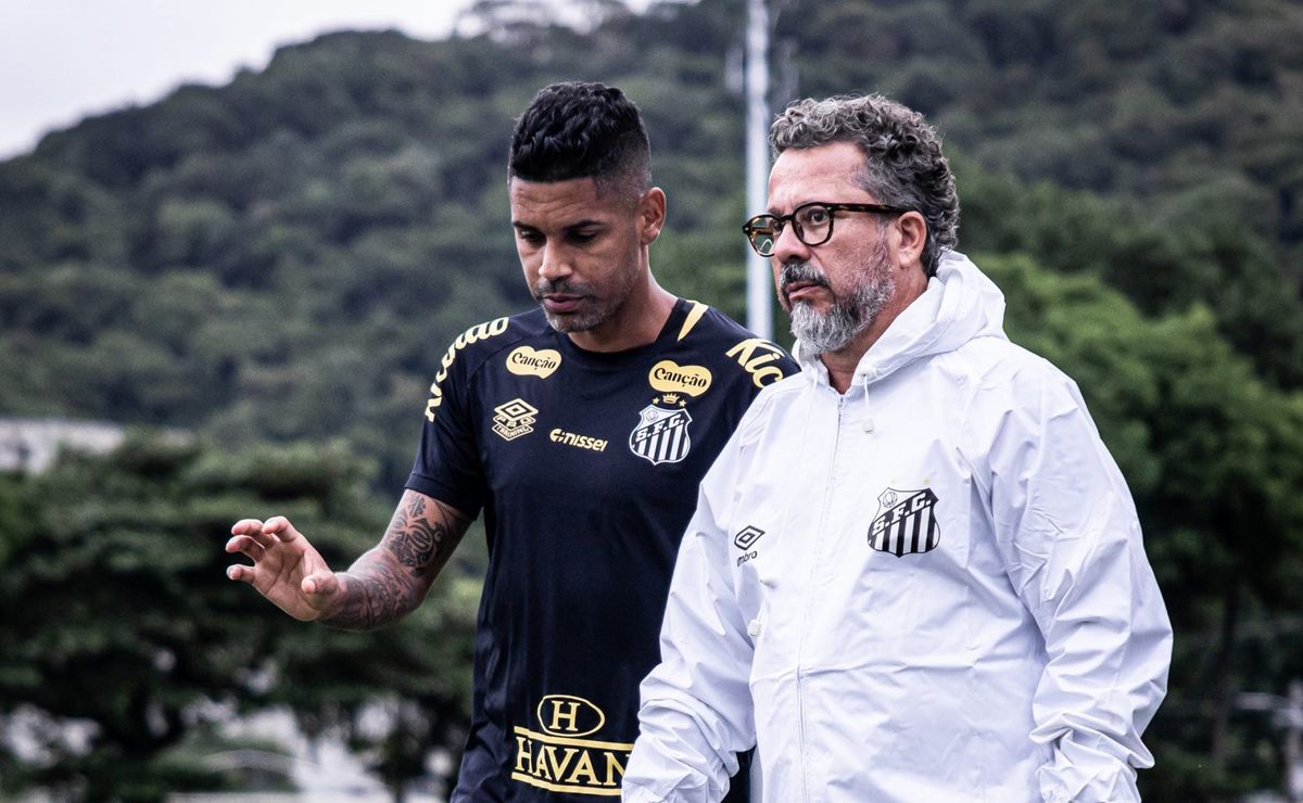 Cléber Xavier decide fazer poucas mudanças no Santos e recebe elogios em primeiro dia