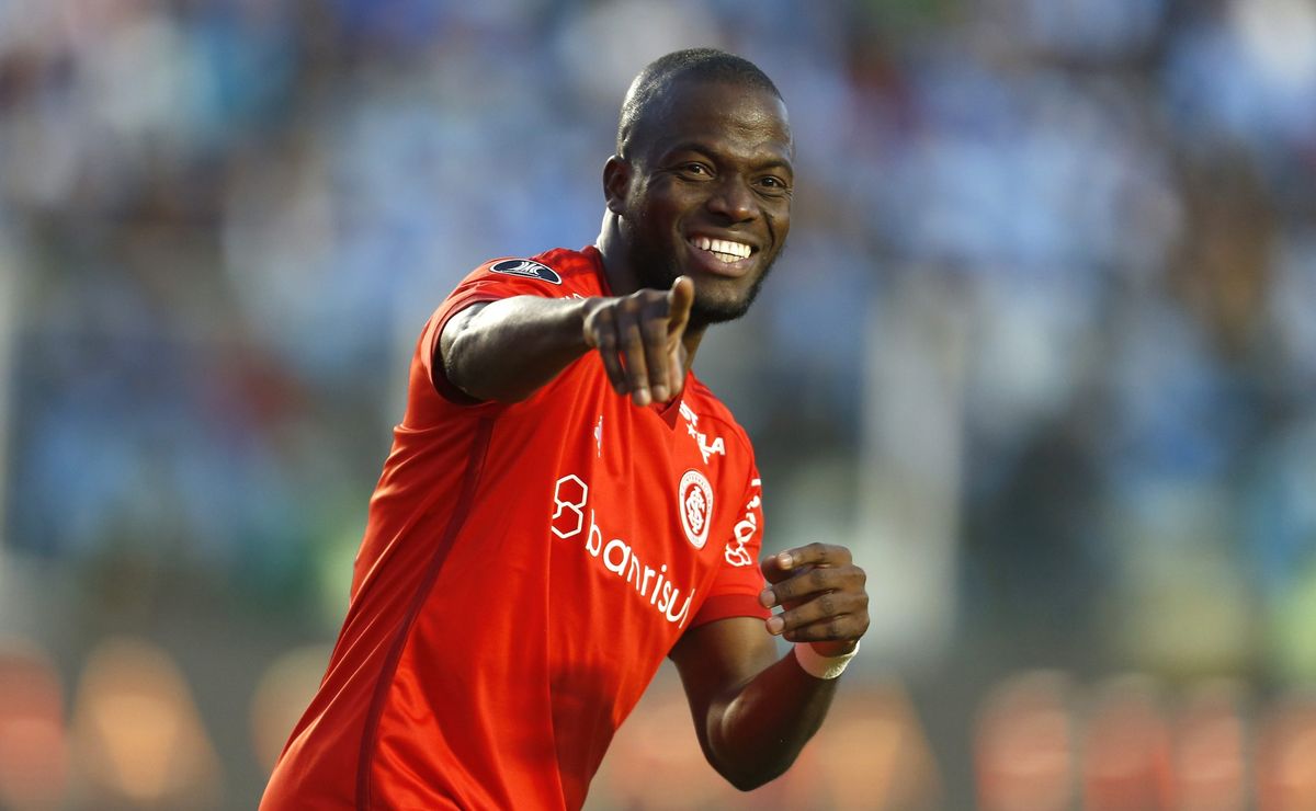 Internacional dá respaldo a Enner Valencia e centroavante seguirá como titular