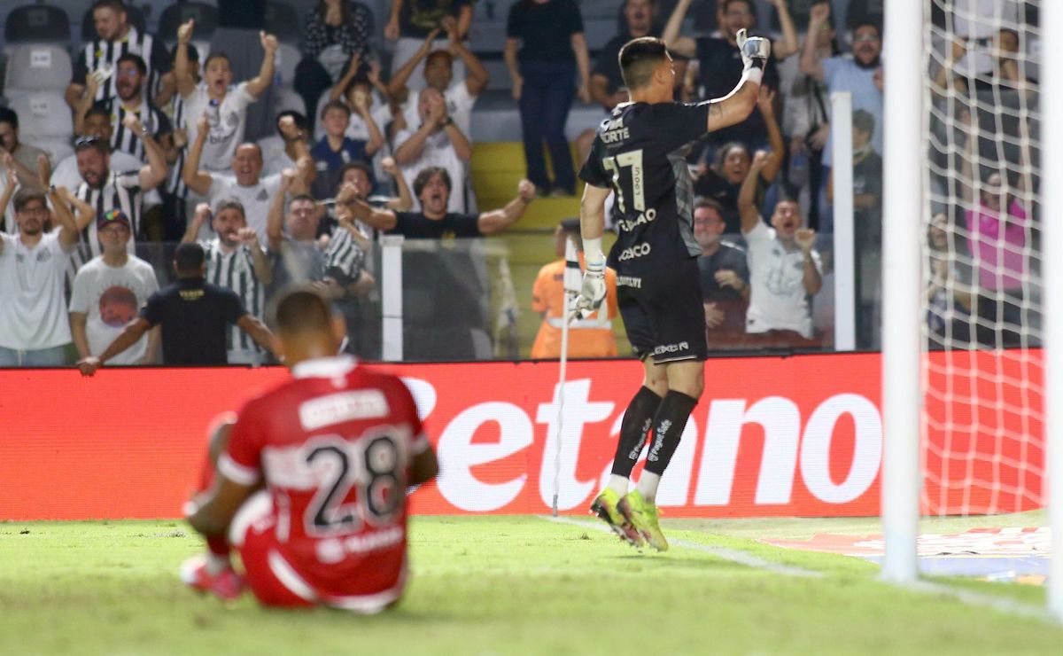 Com pênalti defendido de Brazão, Santos e CRB empatam pela Copa Betano do Brasil