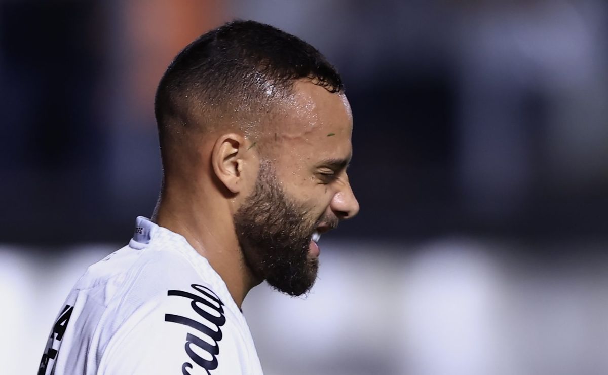 Cléber Xavier revela problema de Guilherme após Santos x CRB: “Espero que não seja nada mais grave”