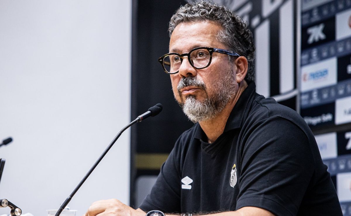 Cléber Xavier expõe urgência no Santos e aborda trabalho para mudar conceitos deixados por Pedro Caixinha