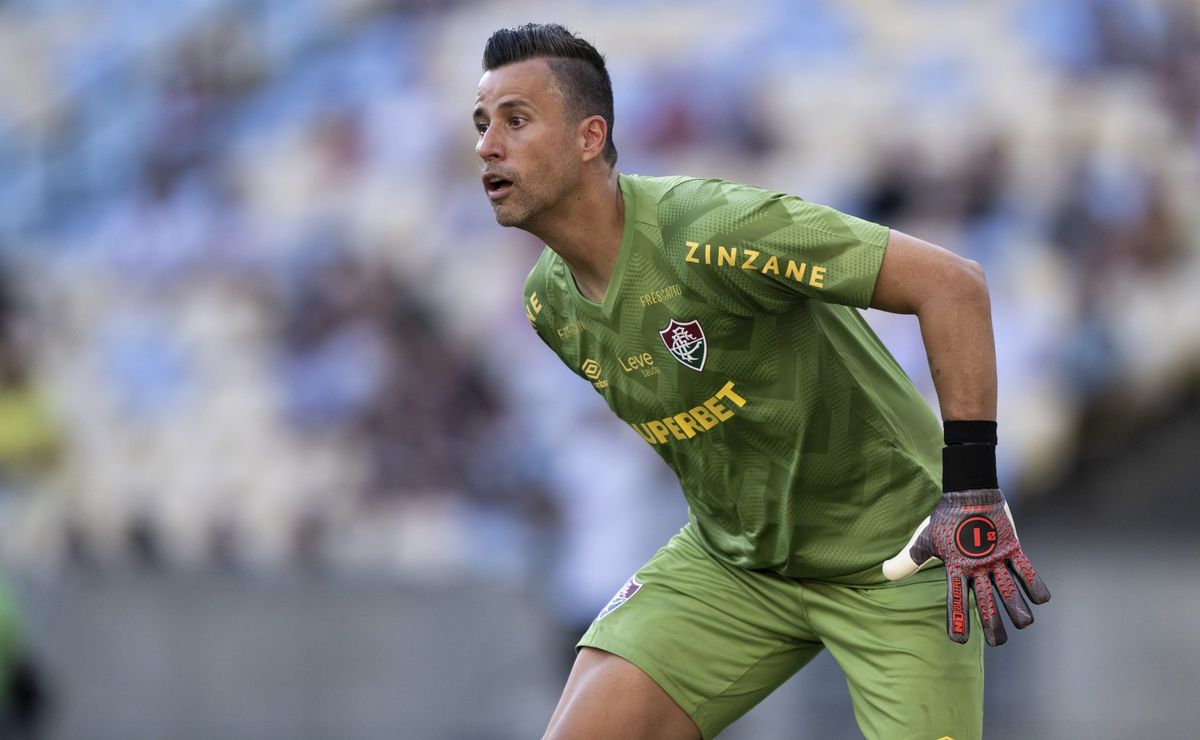 “Paredão, uma lenda viva”; Emerson Leão rasga elogios ao goleiro Fábio, do Fluminense