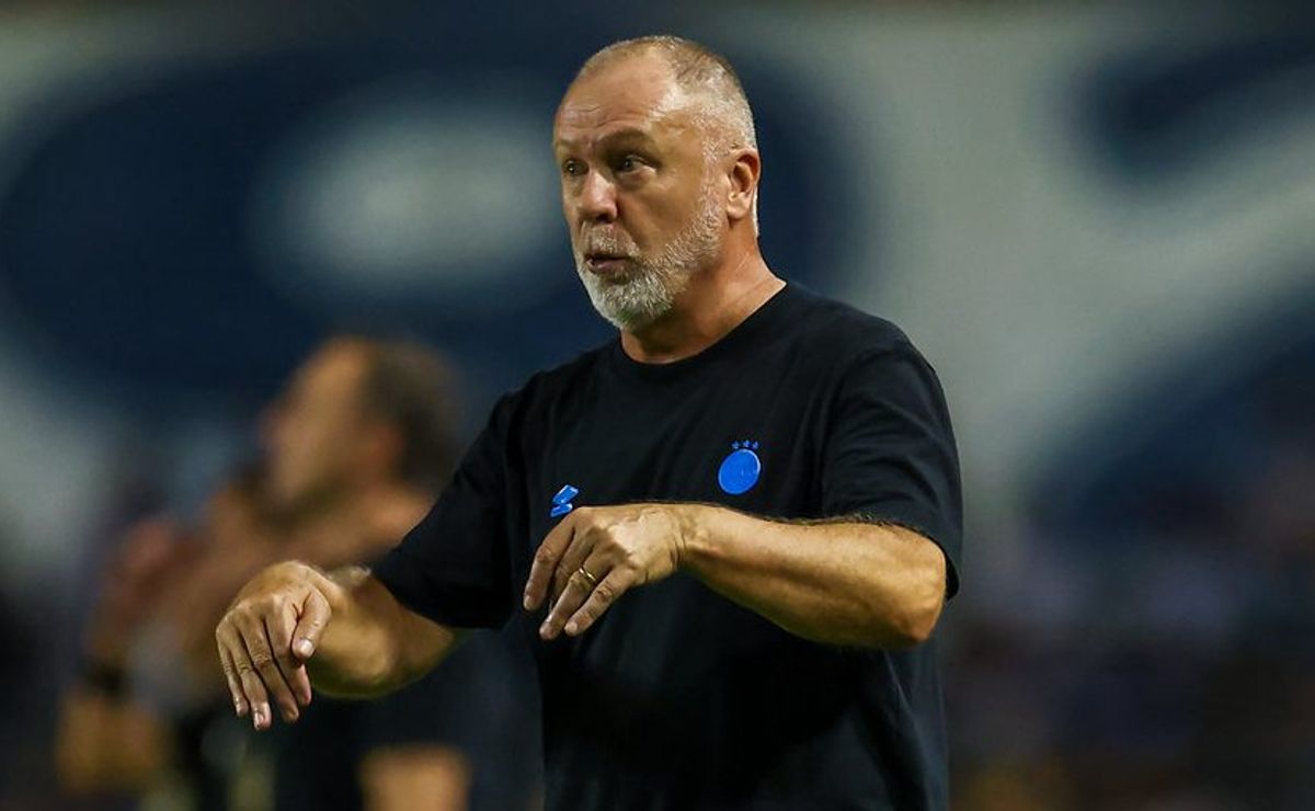 Mano Menezes faz forte cobrança ao elenco nos bastidores do Grêmio após virada na Copa Betano do Brasil