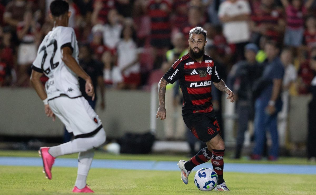 Bastidor – Michael tem saída do Flamengo pedida na torcida, mas atacante quer ficar e se recuperar
