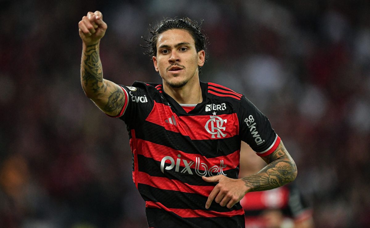 Pedro aparece na mira do Nottingham Forest e Flamengo, com José Boto, decide renovar contrato